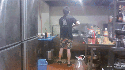 炒菜锅洗墙刷 长沙卞记跳跳蛙后厨令人作呕