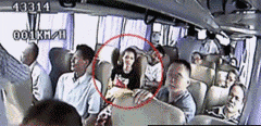 画面里唯一系了安全带的乘客,她受到的伤害远小于其他乘客