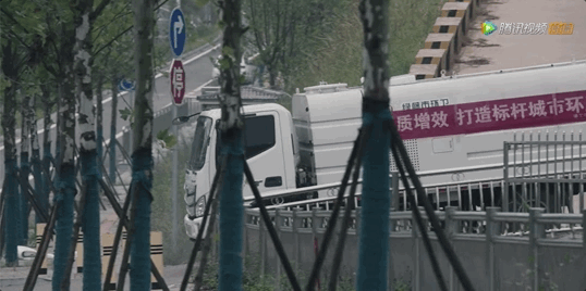 现在看见洒水车就有点害怕