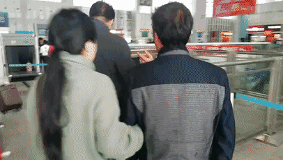 下午1点50分，在刑侦大队民警彭博的帮助下，一家人终于踏上了回陕西的火车。
