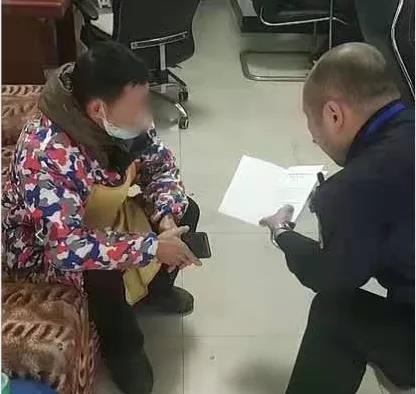 副中队长黄晖为其讲解《郴州市城市市容环境卫生管理条例》