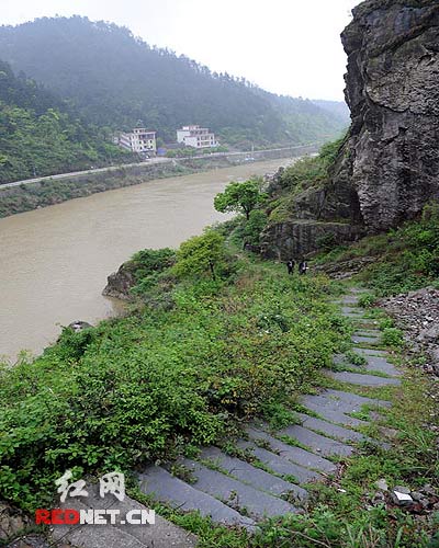 湘黔古道上铺满一块块青石板,在群山之中蜿蜒。