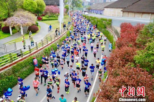 跑友们在无限风光中享受“雁城”衡阳的盎然春意与勃勃生机。 唐勇平 摄