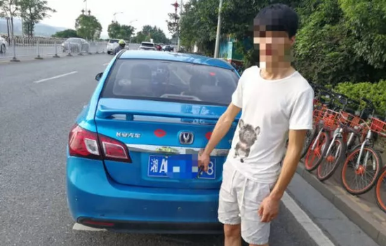 男子指认伪造车牌