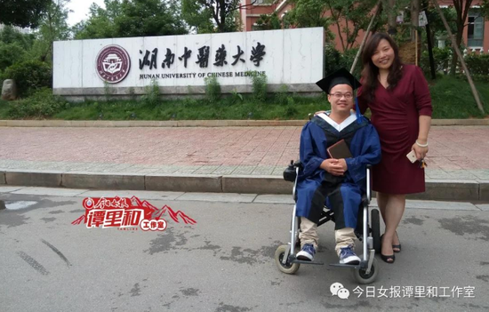 2015年6月,龚后武研究生毕业,离校时章小纯老师和他合影