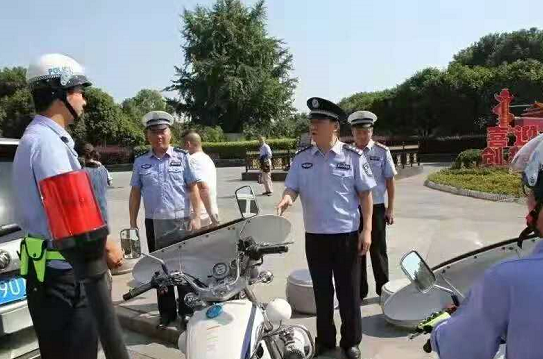 衡阳市公安局副局长李衡检查路面防控工作
