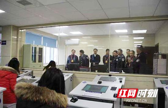 11月20日，国省市三级人大代表在衡阳市副市长、市公安局局长胡志文的陪同下视察驾管所。