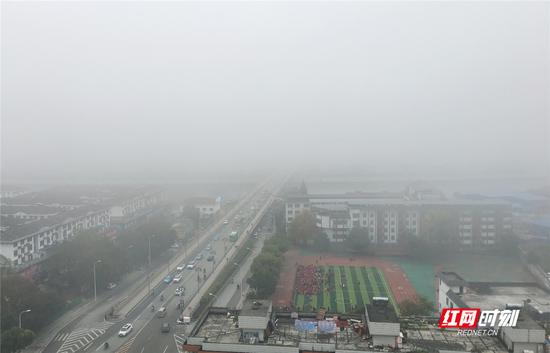 今日张家界，晨雾正浓。王津 摄