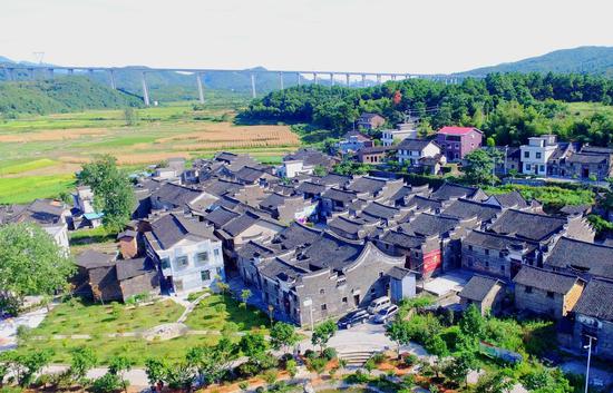 坳上古村。