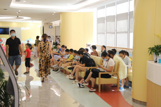 开诊后,湖南妇女儿童医院深受欢迎,图为就诊人气高涨的儿科门诊