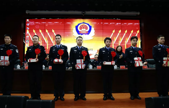 会议还表彰了10名原来在公安机关担任过辅警、后通过公务员招录考试成为民警的人员