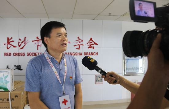 (长沙市红十字会党组成员黎跃刚接受媒体采访)