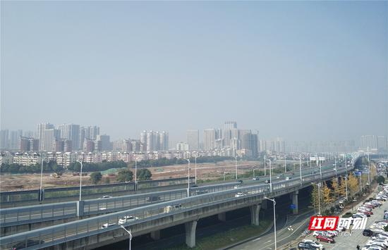 小雪节气，雾散天晴的长沙万家丽高架桥。小白 摄