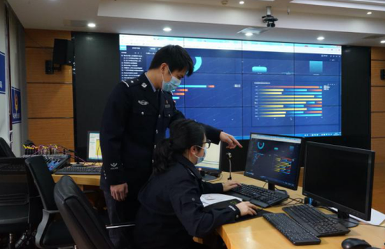 科信支队政委冯钧指导值班人员分析研判疫情数据