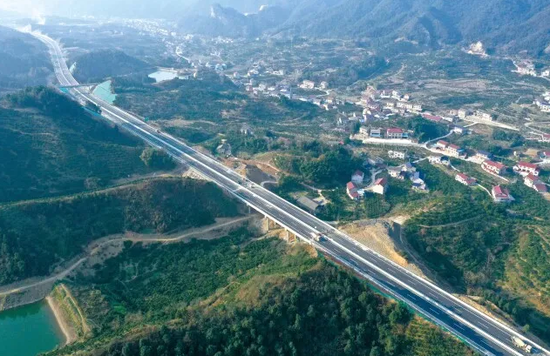 12月27日,安慈高速建设收尾,准备通车