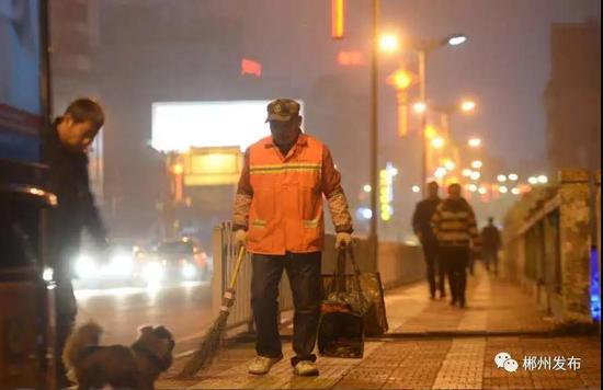 “马路天使”——辛勤劳作的环卫工人 图:郴州发布