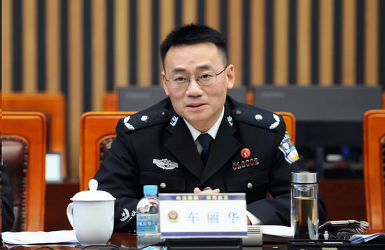 长沙市公安局党委副书记、常务副局长车丽华与参会代表交流