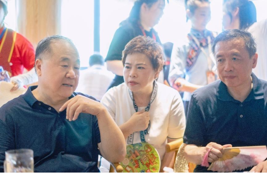 ▲张宏森书记、莫言老师与华夏集团钟飞董事长交流湘西文旅融合落地