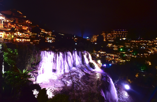 芙蓉镇景区瀑布湾夜景