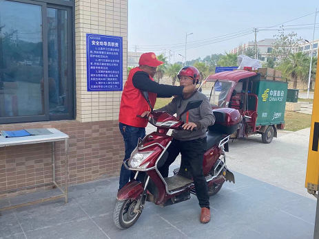 汇盛鞋业对骑乘摩托车、电动车不戴头盔的一律不准进厂区