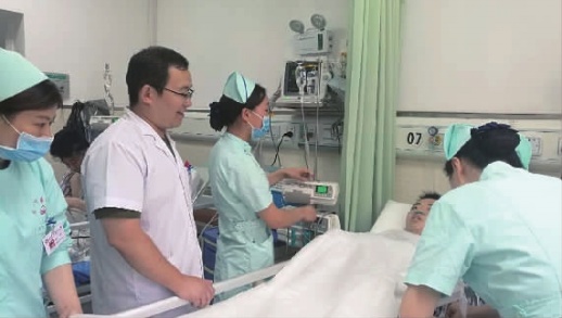 5月15日，参加完一场马拉松比赛后，25岁的洪先生患上热射病，在长沙市第四医院接受治疗。 通讯员 杨芳 供图