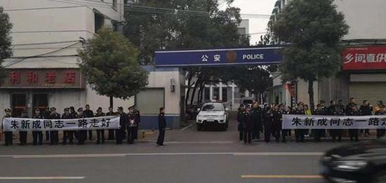 “ 我好饿啊 ……”