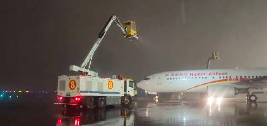  1月21日晚间，长沙机场迎来2024年第一场降雪。为切实保障进出港航班安全起降，今日凌晨4：38，长沙机场启动三级除冰雪响应，第一时间组织各相关单位开展除冰雪工作。今晨6时，第一架到达航班（内罗毕-长沙）已平安落地，目前长沙机场处于正常运行状态。