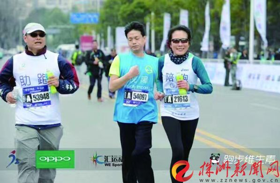 李社明(中)参加苏州环金鸡湖国际半马(受访者供图)