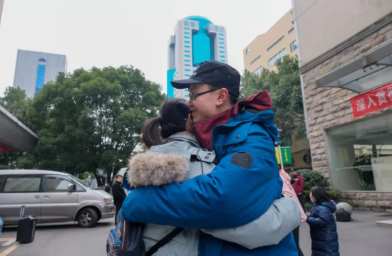 湖南省流行病学调查队队员与家人拥抱告别