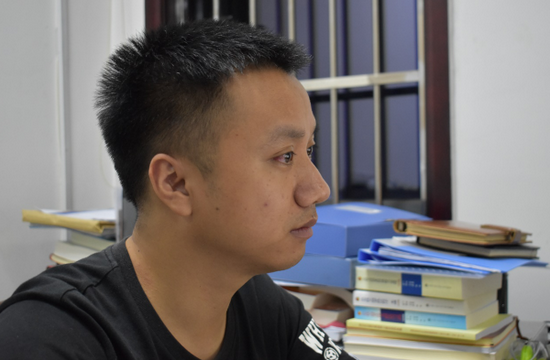 组员喻韬的眼球布满了血丝