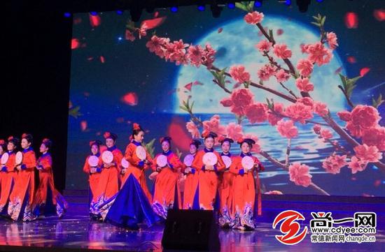常德1400名旗袍佳丽齐聚一堂 共迎新春