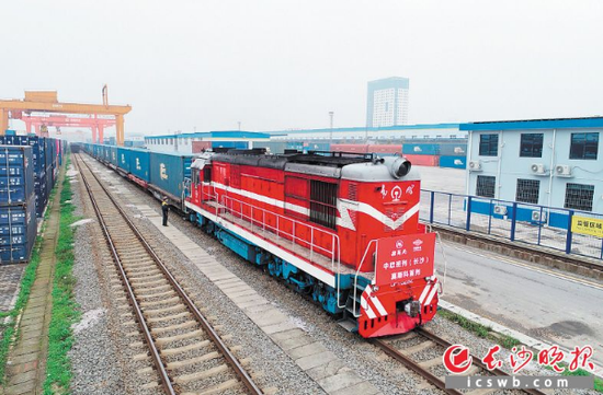 3月24日,中欧班列(长沙)首列莫斯科班列从长沙货运北站出发。 长沙晚报全媒体记者 王志伟 余劭劼 摄影报道