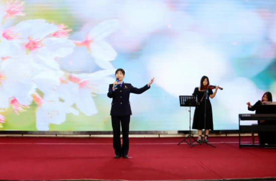 雁峰警花范力为独唱《喀秋莎》（双语版）