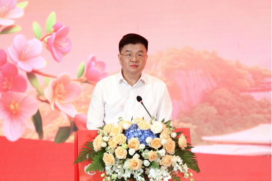 　　中国人寿保险股份有限公司湖南省分公司 党委书记、总经理、合规官，湖南省保险行业协会会长黄胤立