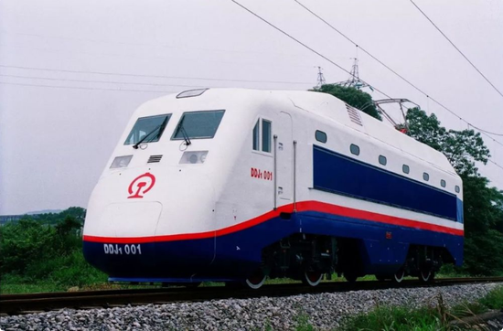 ▲我国第一列国产时速200公里的商业营运列车——DDJ1型动车组”大白鲨“