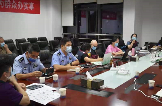8月1日,株洲市公安局流调溯源筛查专班与市疾控中心合署办公,图为专班民警正在和疾控专家研判会商密接人员轨迹