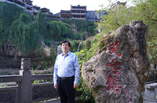 第二十届中央委员,中国文联党组书记、副主席、书记处书记李屹于芙蓉镇瀑布处留影