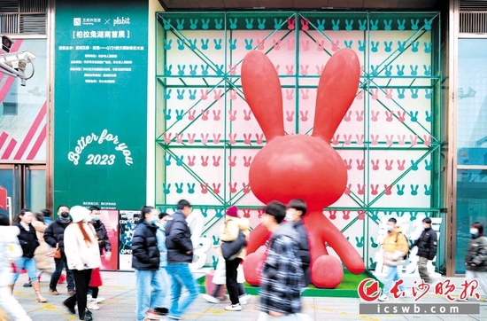 五一商圈,游人如织,处处洋溢着新年的喜悦氛围。