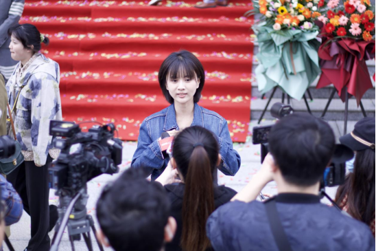 　主演梁缘在接受媒体采访。