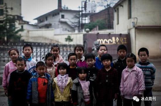 2014年4月24日，湖南省衡东大浦镇，部分患有血铅病症的孩子站在美仑化工厂前。