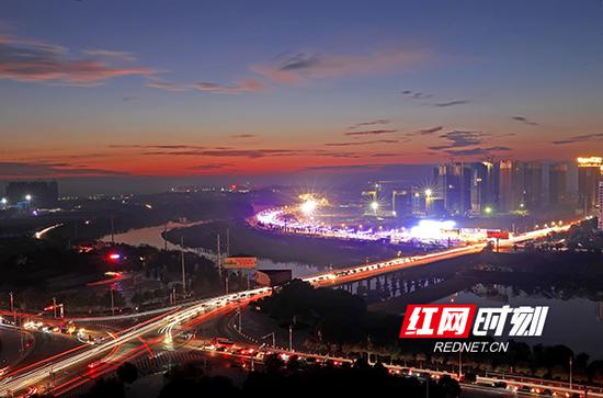 12月18日,衡阳市蒸湘区。夜幕下的蒸水河畔,云蒸霞蔚,车水马龙,霓虹闪烁,安宁祥和。昔日穷乡僻壤,今成繁华闹市。