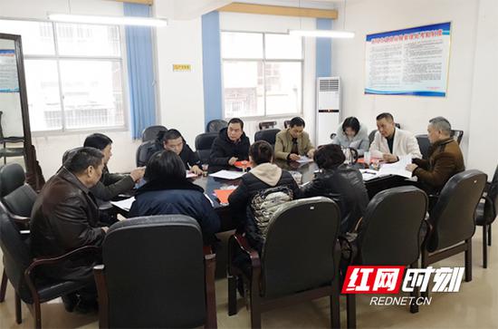 衡阳市雁峰道路运输管理所组织辖区企业召开扫黑除恶专项斗争工作会议。