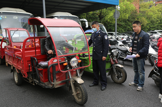 民警返还电动车给失主