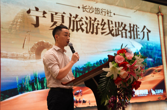 保利国旅王加军进行线路推介