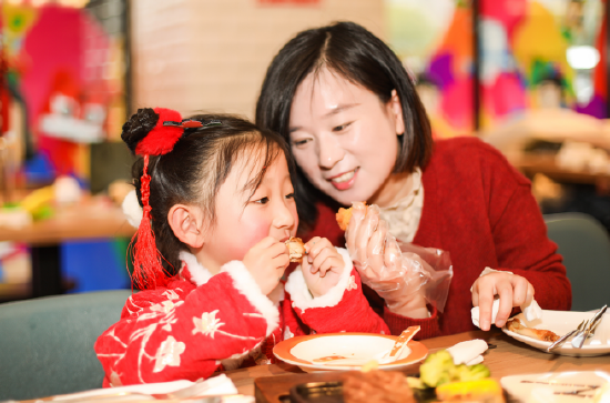 和家人一起品尝美食
