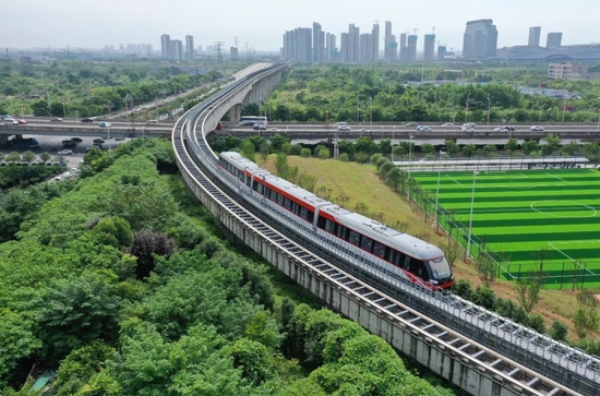 一列磁浮列车从高铁长沙南站驶出。