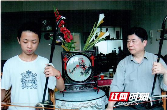 衡阳湘剧国家级非物质文化遗产代表性传承人谭东波在教弟子拉二胡。