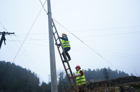 电信施工人员在盘洞口村进行光网建设。