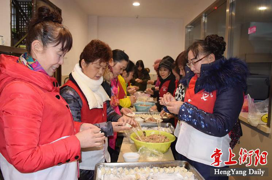 给老人包饺子。图片来源：掌上衡阳客户端