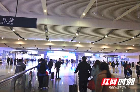 2月24日，在长沙火车南站，旅客正在有序进出站。